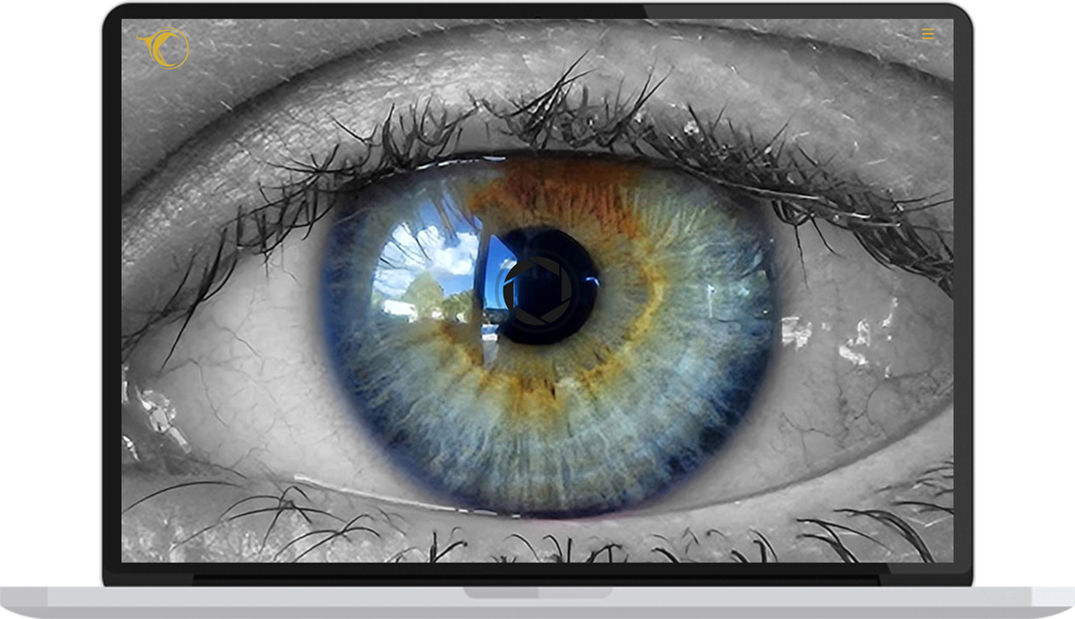 El sitio se muestra en un iMac, un macbook y un ipad. Hay grandes imágenes de niños felices, así como algunos campos verdes y flores dibujadas con el uso del software Adobe.